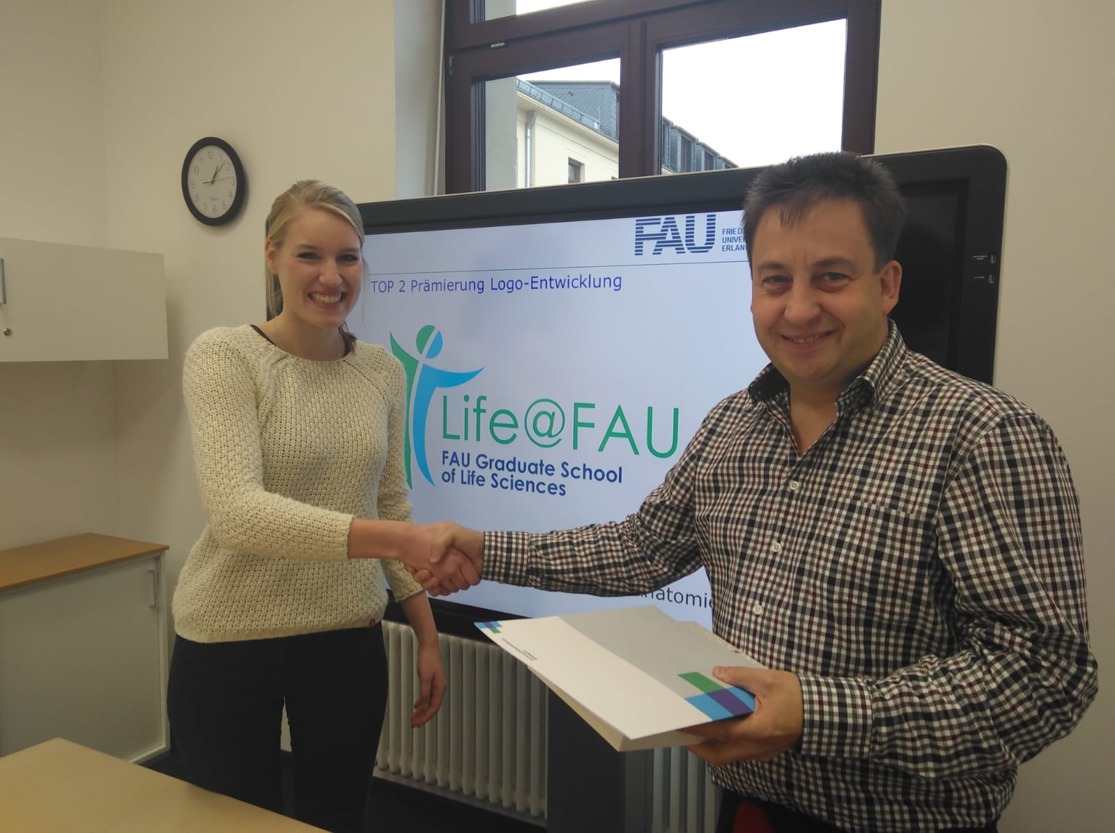 Zum Artikel "Logo für die Life@FAU – Gewinnerin des Ideenwettbewerbes ist Hannah Mäurer"